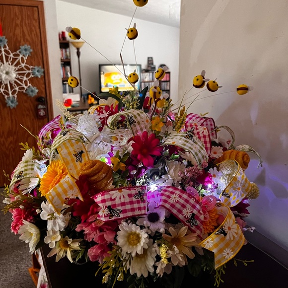 BEAUTIFUL SPRING FLORAL ARRANGEMENT - Picture 3 of 9